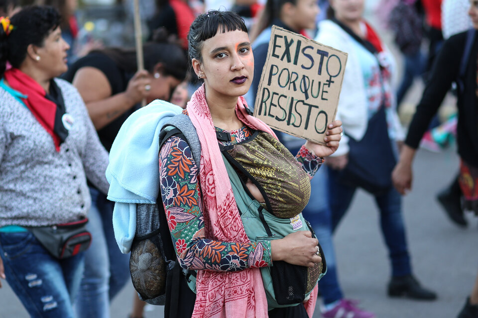 En cada marcha feminista, parteras y doulas marchan junto a quienes acompañan en el proceso de parto y nacimiento. (Fuente: Jose Nico)