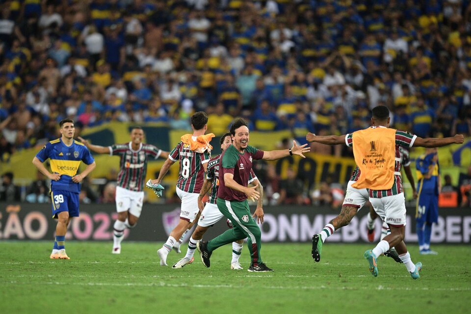 El DT de Fluminense y todo su equipo festejan, mientras Boca sufre (Fuente: AFP)