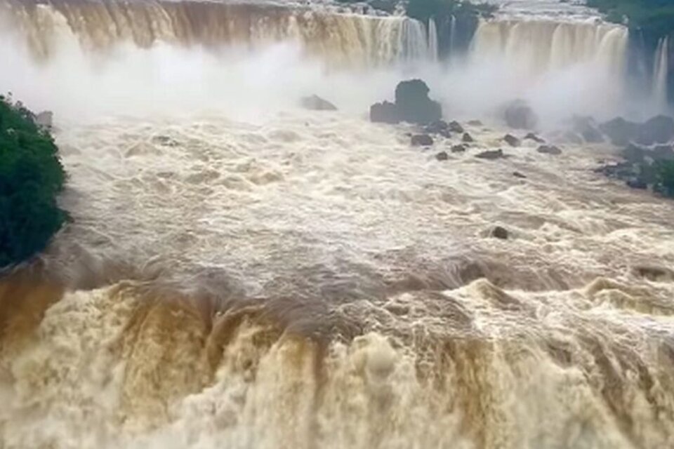El caudal del río Iguazú superó 16 veces el volumen normal. (Fuente: Télam)