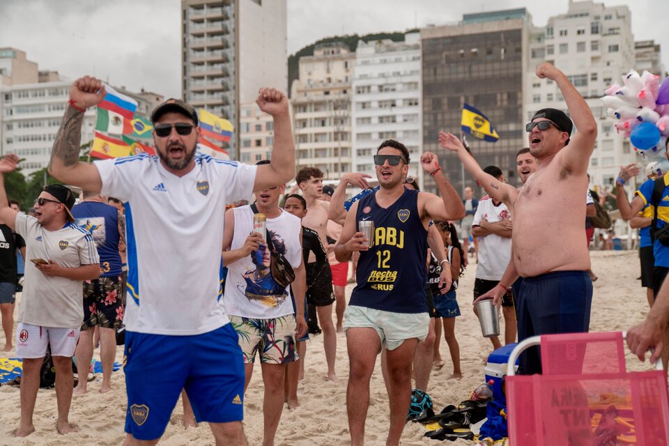 Los simpatizantes xeneizes y los del Flu se enfrentaron en la arena de Copacabana (Fuente: AFP)