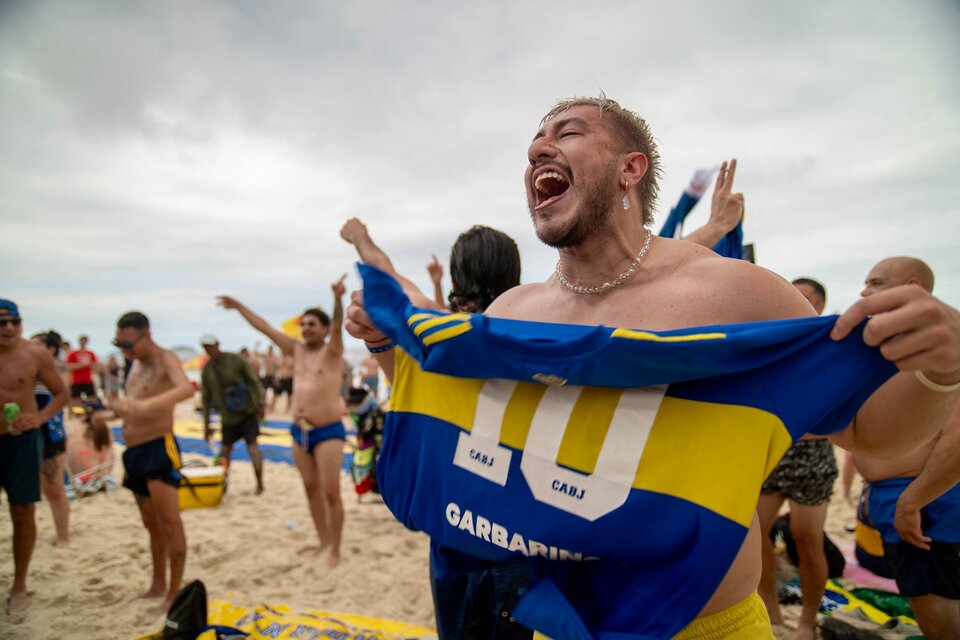 Hinchas xeneizes en la playa de Copacabana. (Fuente: AFP)