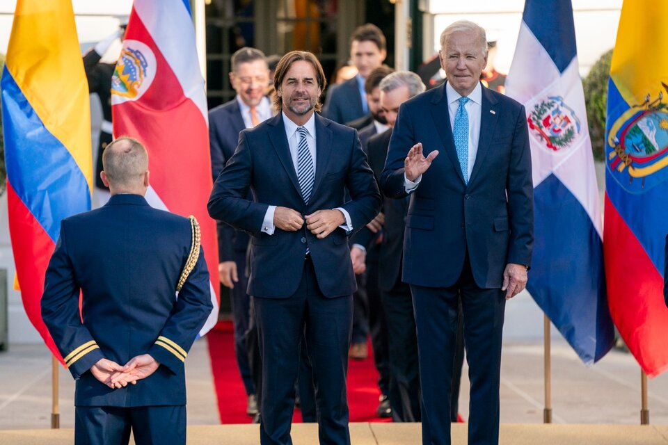 Lacalle Pou y Biden sonríen en la entrada a la Casa Blanca. (Fuente: EFE)