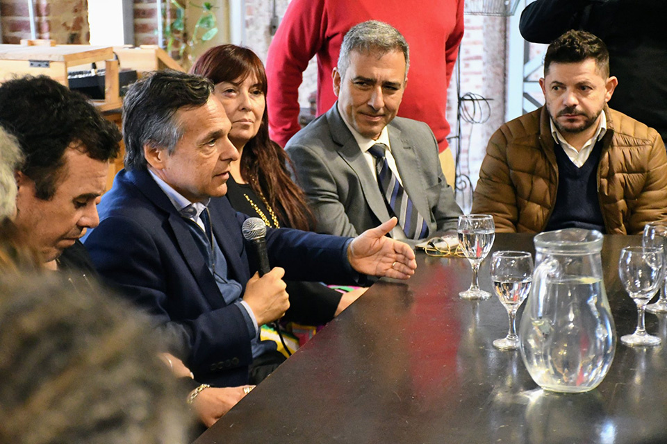 Giuliano visitó la ciudad de Santa Fe para reunirse con dirigentes.