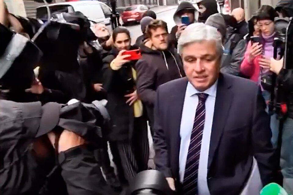 El excanciller uruguayo Francisco Bustillo saliendo de declarar.