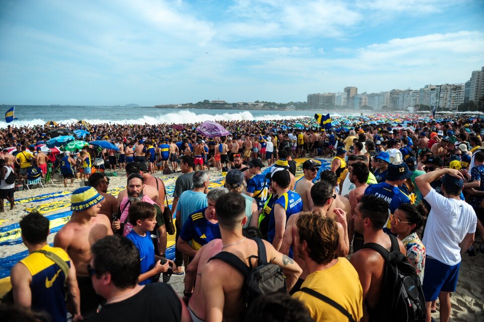 La playa carioca se tiño de azul y amarillo por unas horas (Fuente: Télam)