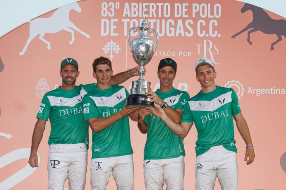 Los jugadores de La Natividad con la Copa (Fuente: Matías Callejo / Prensa AAP)