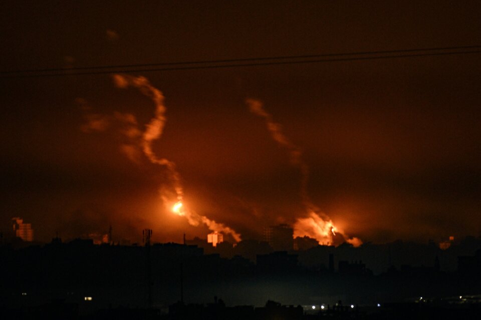 Los bombardeos de noche y madrugada se suceden en la Franja de Gaza. (Fuente: AFP)
