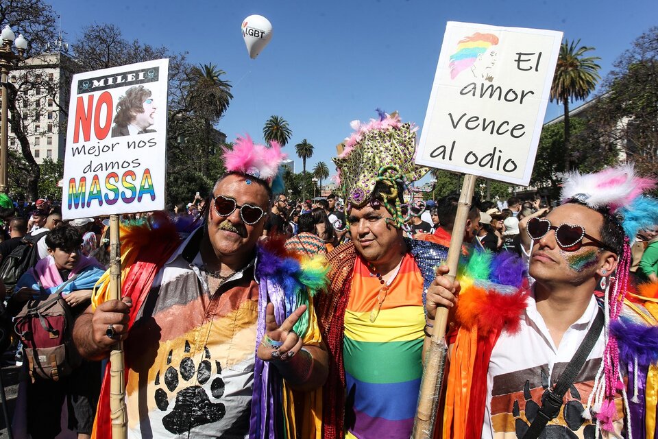 Las consignas reflejaron que la comunidad LGBT está lejos de la resignación a la brutalidad de la derecha. (Fuente: NA)