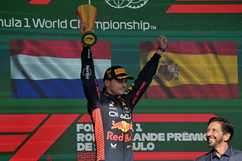 Max Verstappen alza el trofeo en el Gran Premio de Brasil. (Fuente: AFP)