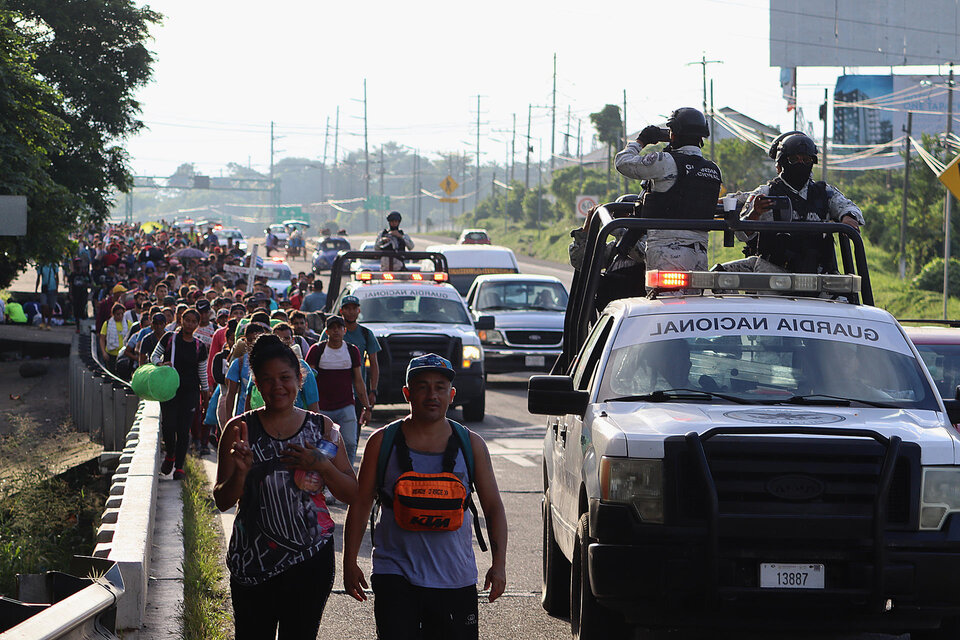 Avanza por México una gran caravana de migrantes hacia Estados Unidos (Fuente: EFE)