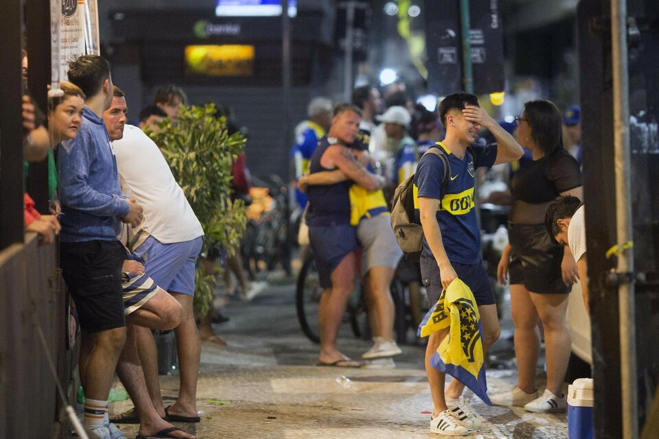 La desazón de los hinchas de Boca a la salida de un bar de Copacabana (Fuente: AFP)