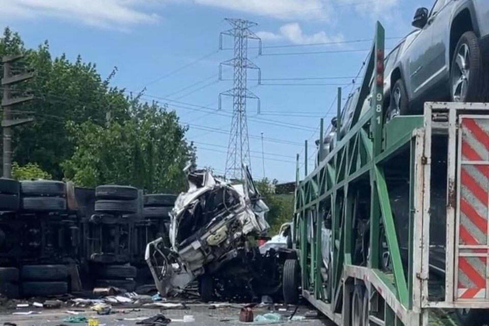 Impactante choque entre dos camiones en la autopista Panamericana (Fuente: NA)