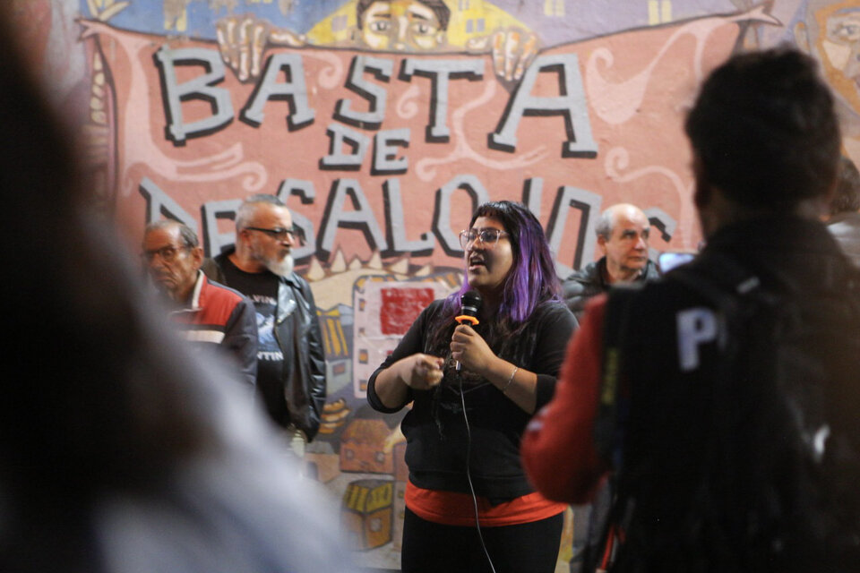 Iliana Llanos en una de las asambleas de quienes residen en Casa Santa Cruz y resistieron un desalojo que les dejaría en la calle. (Fuente: Dan Damelio)