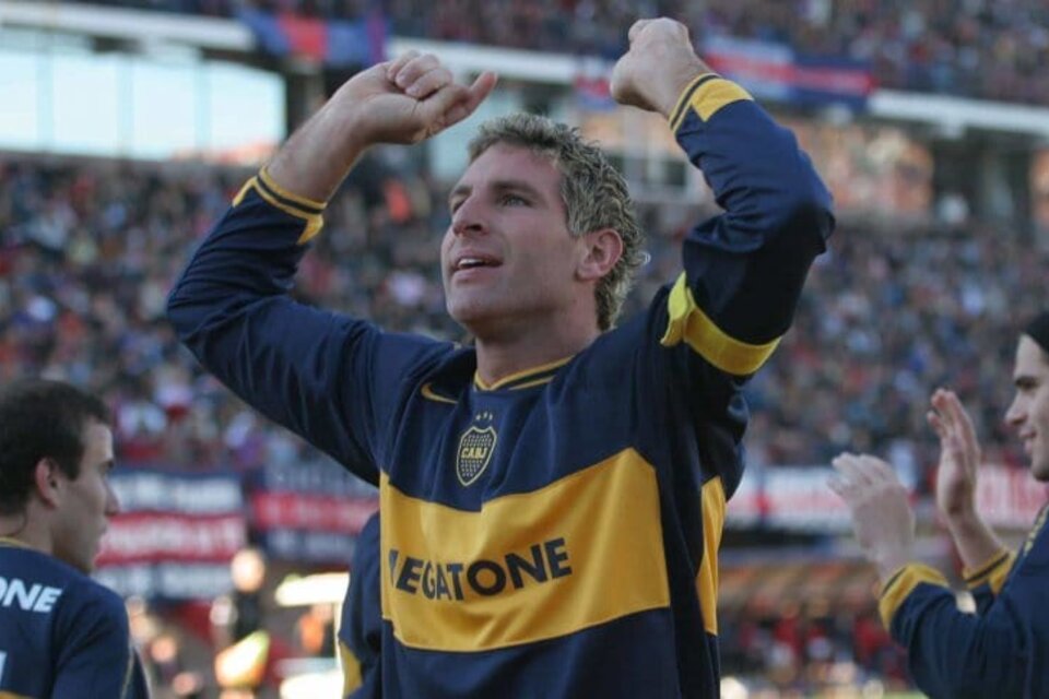 Martín Palermo festeja, con Rodrigo Palacio y Fernando Gago de fondo, en la recordada goleada 7 a 1 de Boca a San Lorenzo en el Nuevo Gasometro.