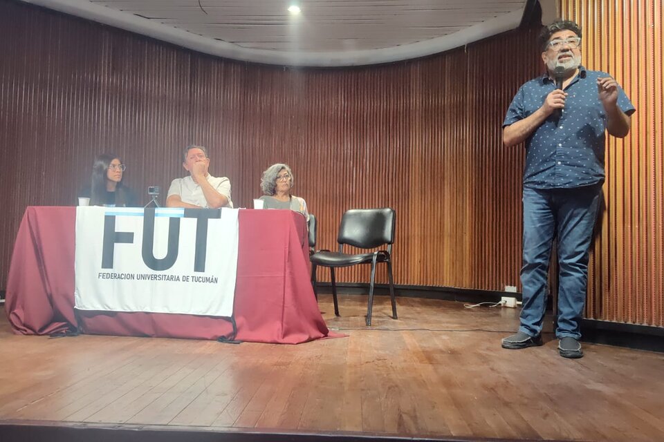 Milagro Celiz, actual presidenta de la Federación Universitaria de Tucumán, junto a Alfredo Neme Scheij, Silvia Turbay y Julio Pantoja, militantes en los ochenta.