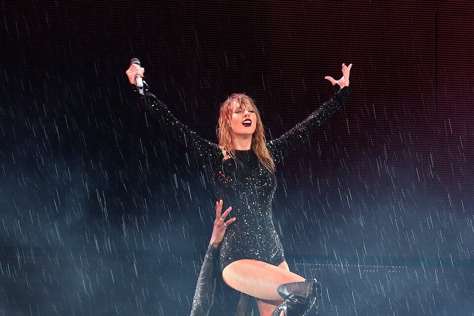 Taylor Swift, bajo la lluvia