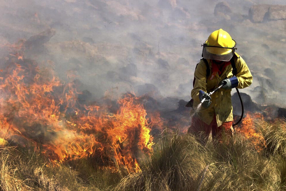 Nación suma recursos para combatir el incendio en Córdoba (Fuente: NA)
