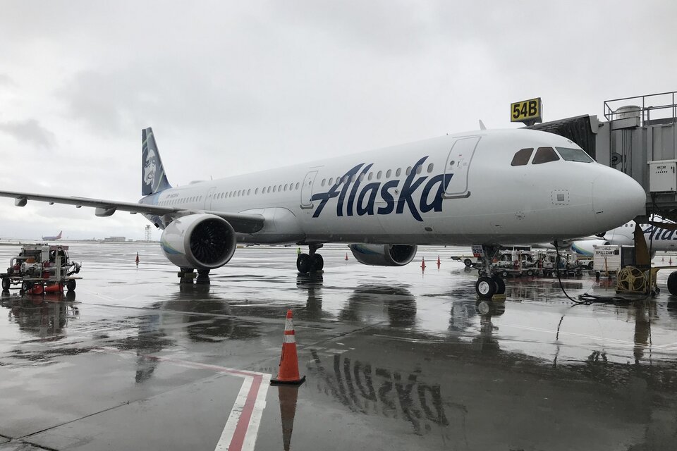 Alaska Airlines dijo que los pilotos reaccionaron con rapidez y realizaron un aterrizaje de emergencia para cuidar a los pasajeros.  (Fuente: AFP)