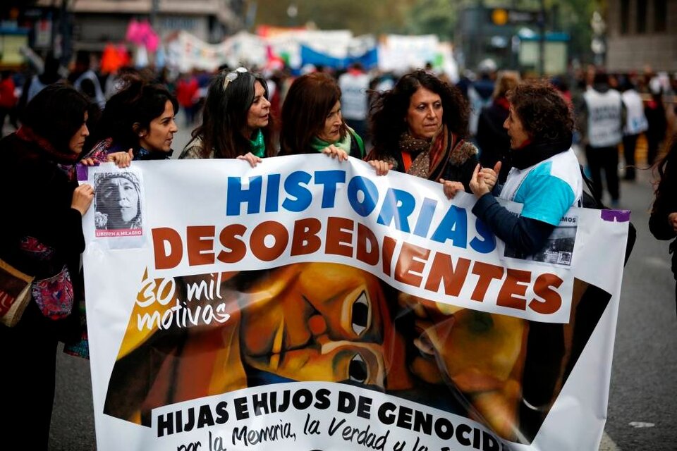 El colectivo, formado por familiares de genocidas por Memoria, Verdad y Justicia, instó a defender la continuidad democrática.