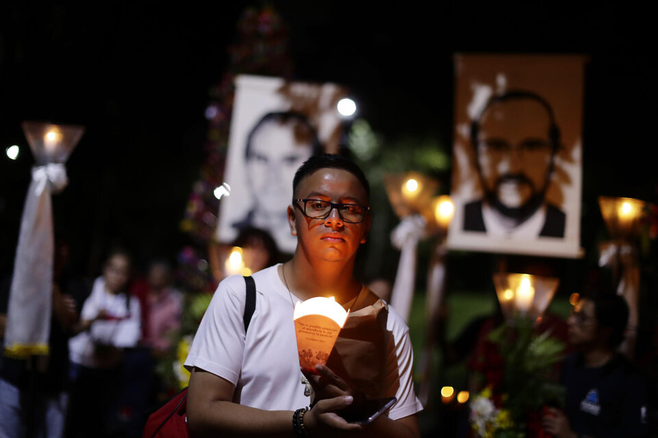 Centenares de salvadoreños participaron en la conmemoración del asesinato de seis sacerdotes jesuitas y dos mujeres cometido por efectivos del ejército durante la guerra civil. (Fuente: EFE)
