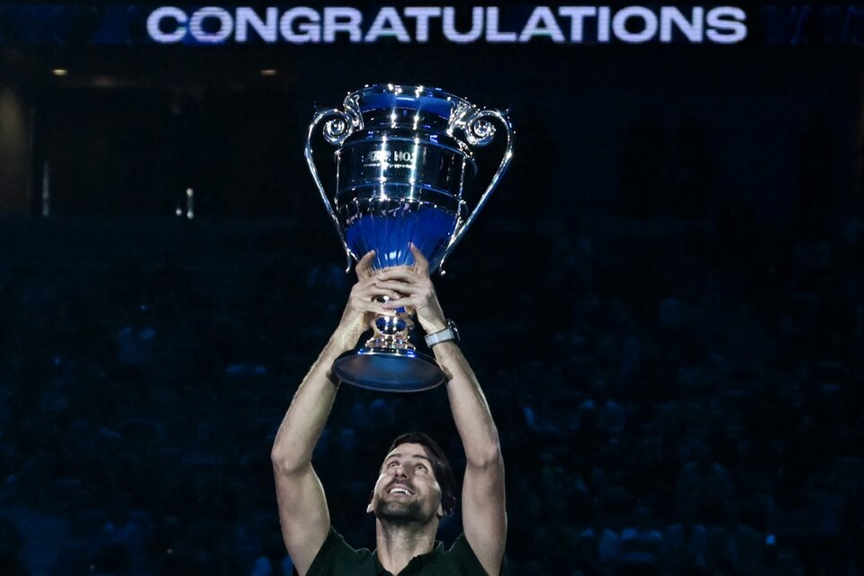 Djokovic y el trofeo que lo acredita como el mejor del año, por octava vez en su carrera (Fuente: AFP)