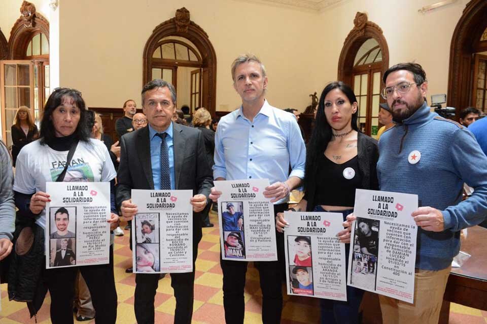 Giuliano y el concejal Cavatorta con familias de víctimas de la seguridad.