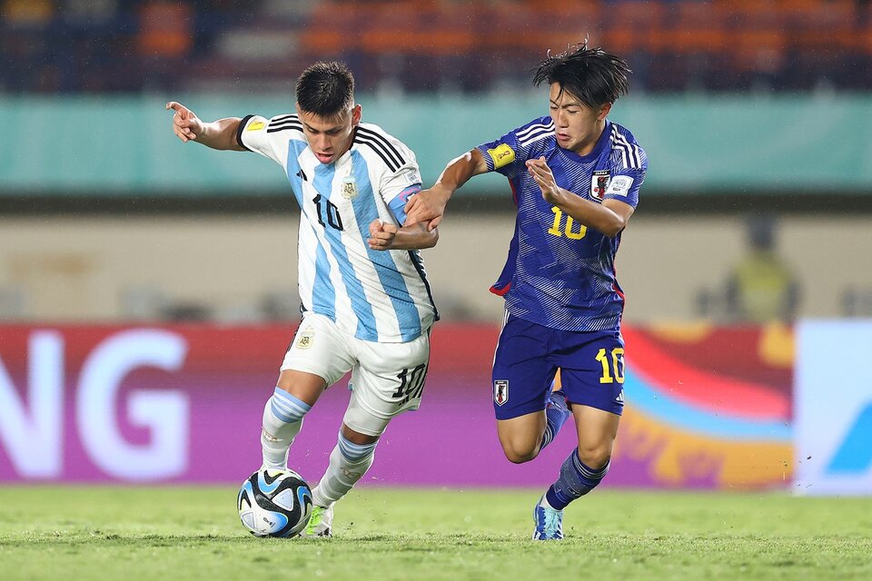 Claudio Echeverri mejoró mucho su nivel y marcó el primer gol de Argentina-Japón (Fuente: Prensa FIFA)