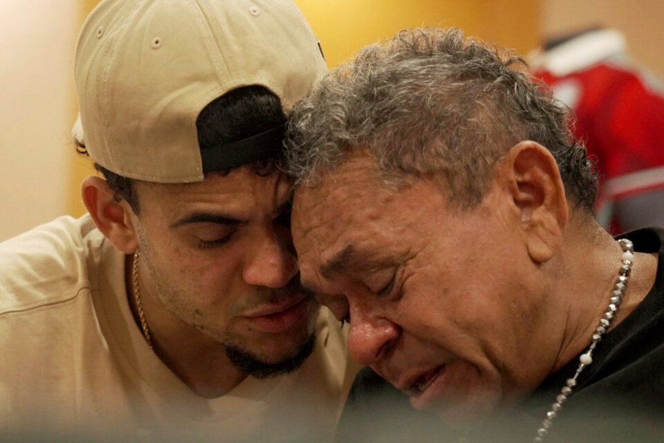 El atacante Luis Díaz junto a su padre (Fuente: AFP)