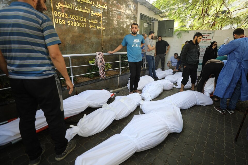 Cadáveres frente a la entrada al Hospital Al Shifa antes deserenterradosen una fosa común.  (Fuente: AFP)