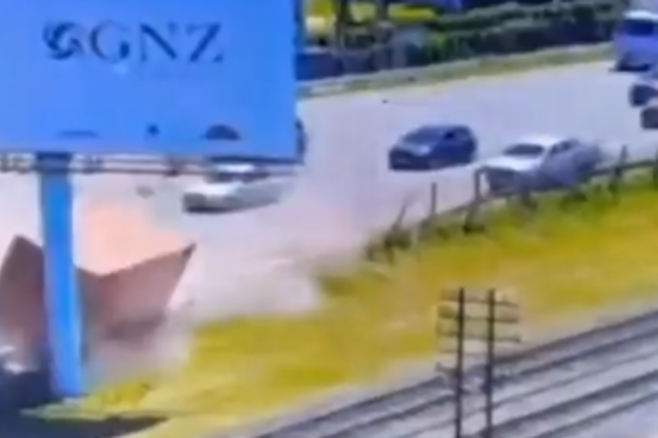 Un camión colisionó en la zona de las vías del ferrocarril. Imágen: captura de video