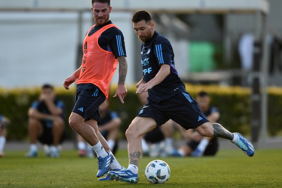 Messi y Mac Allister durante el entrenamiento (Fuente: Télam)