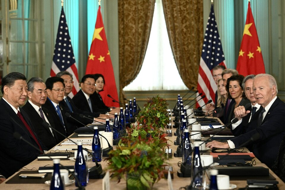 Xi (primero izq.) y Biden (primero, der.) y sus equipos, reunidos en California. (Fuente: AFP)
