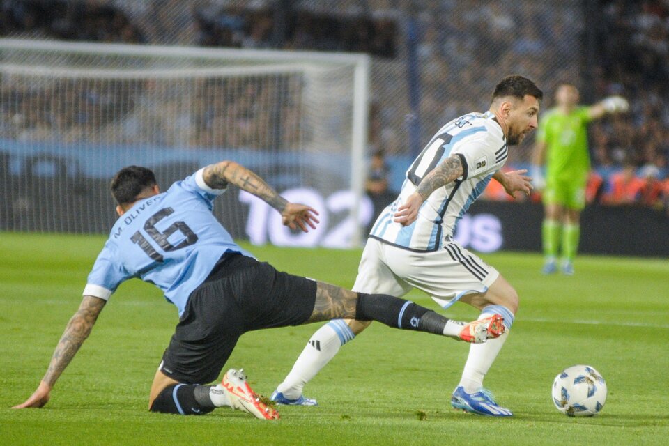 Messi busca escaparse de la marca de Olivera (Fuente: Alejandro Leiva)
