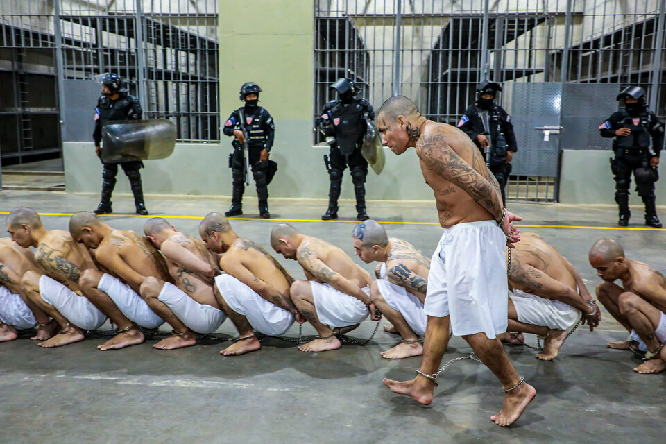 Los detenidos en una megacárcel construida en tiempo récord para alojar a las violentas maras de El Salvador. (Fuente: AFP)