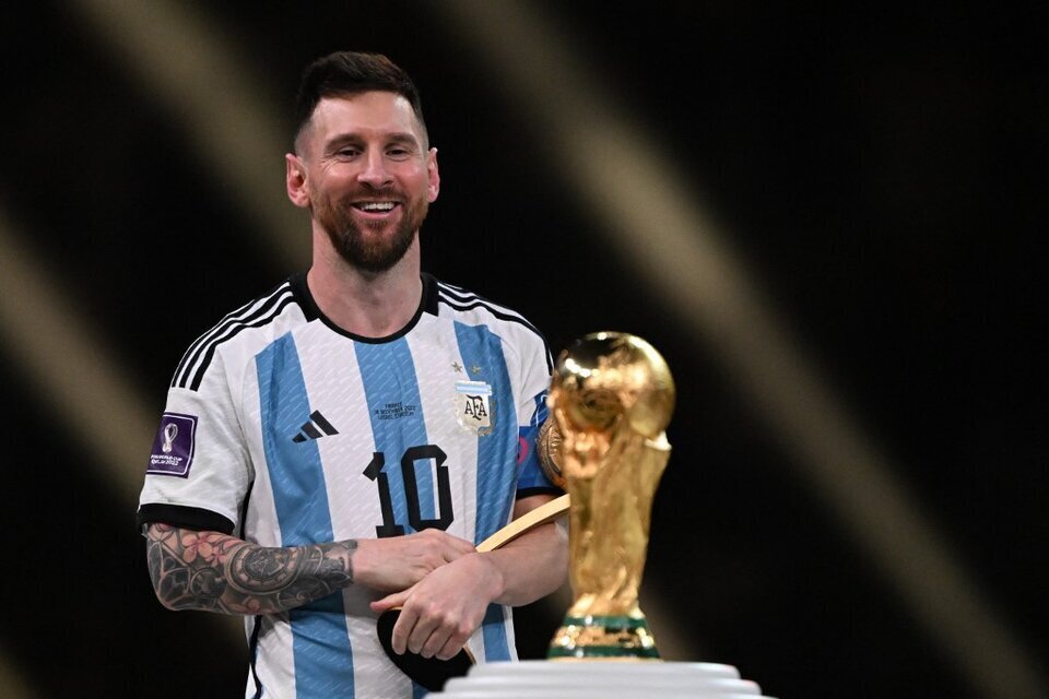 Lionel Messi con el trofeo de la Copa del Mundo.