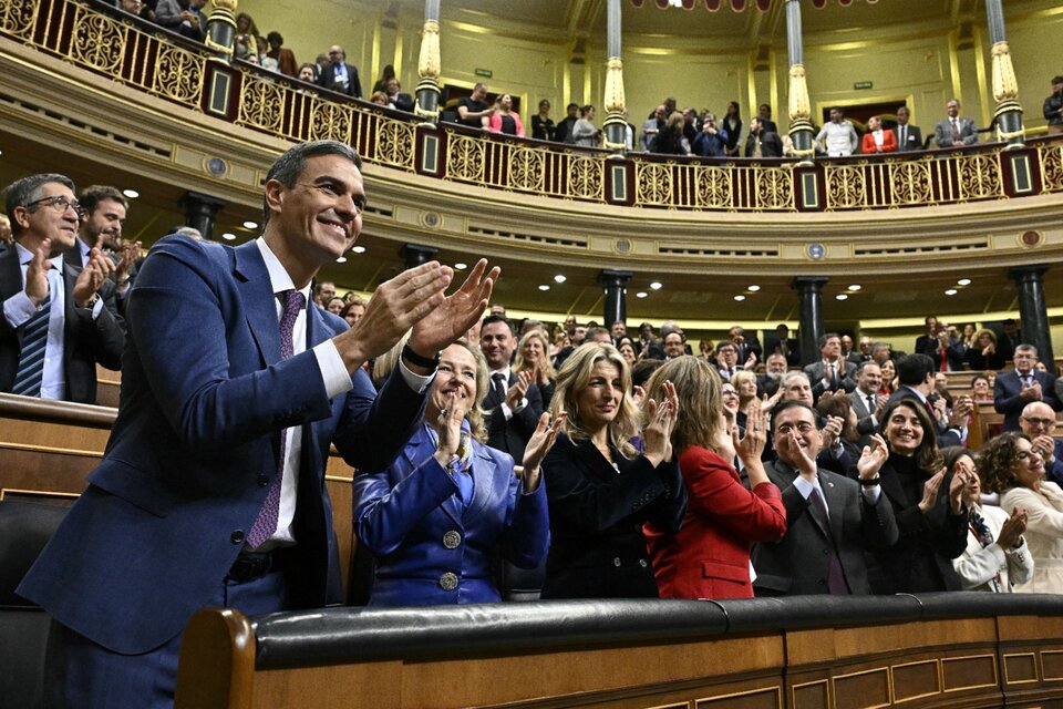 Sánchezaplaude la votación que lo inviste como presidente de España. (Fuente: AFP)