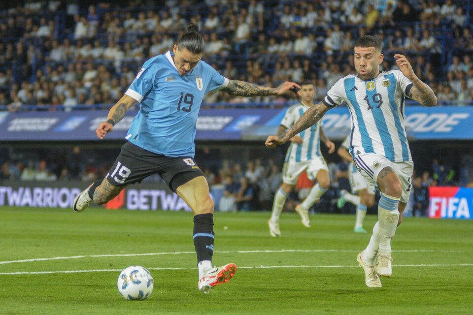 Núñez convierte el segundo gol de los uruguayos en el final del partido (Fuente: Alejandro Leiva)