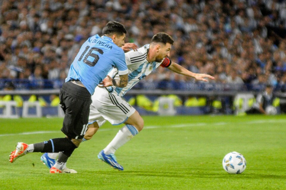 Olivera hace lo que puede para parar a Messi y no puede. En cambio, Uruguay sí detuvo a la Argentina (Fuente: Alejandro Leiva)
