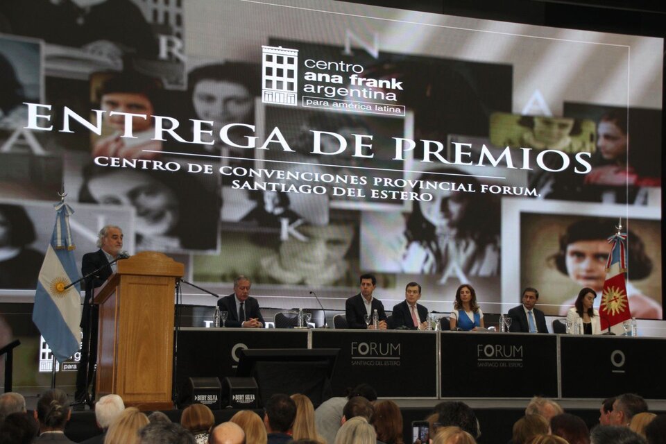 “De Ana Frank a nuestros días”: Zamora entregó los premios de concursos de escritura para jóvenes  