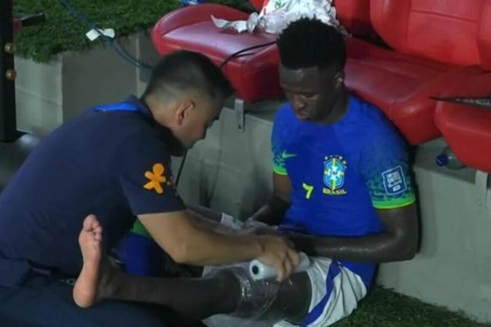 Vinícius Júnior es vendado tras ser reemplazado vs Colombia.