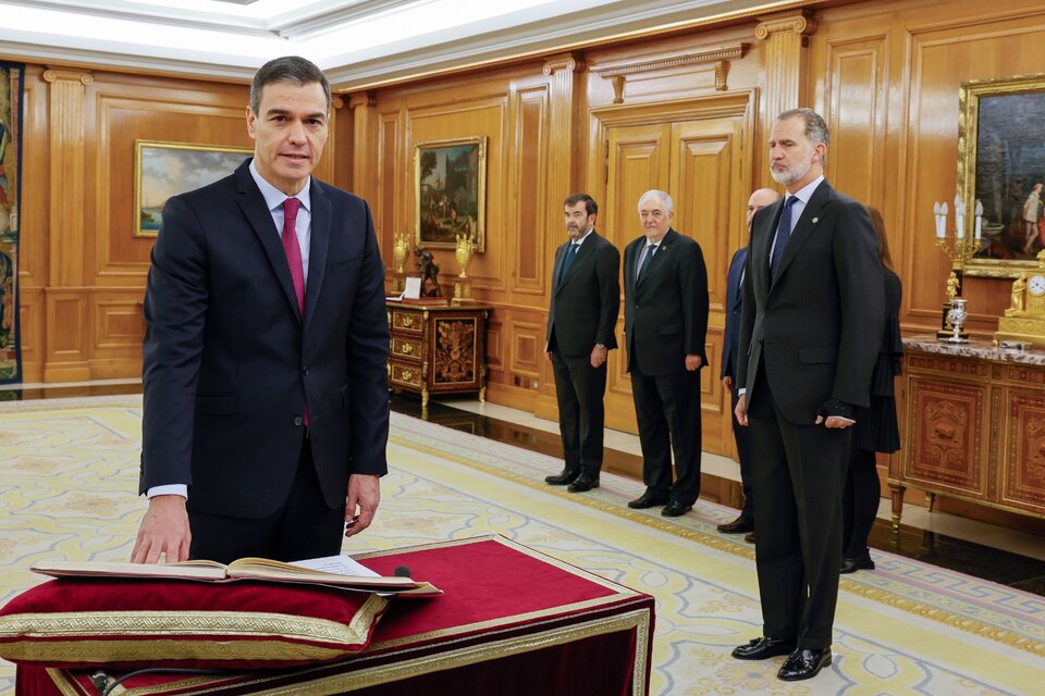  Pedro Sánchez (i) promete su cargo de presidente del Gobierno ante el rey Felipe VI (d).  (Fuente: EFE)
