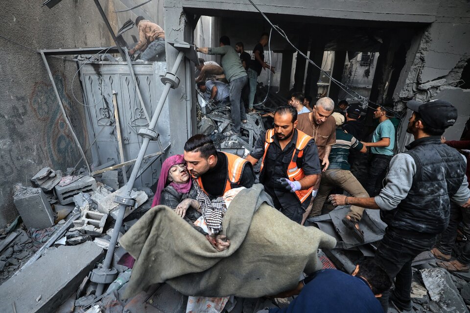 Rescate de heridos de un edificioen Khan Yunis, Franja de Gaza. (Fuente: AFP)