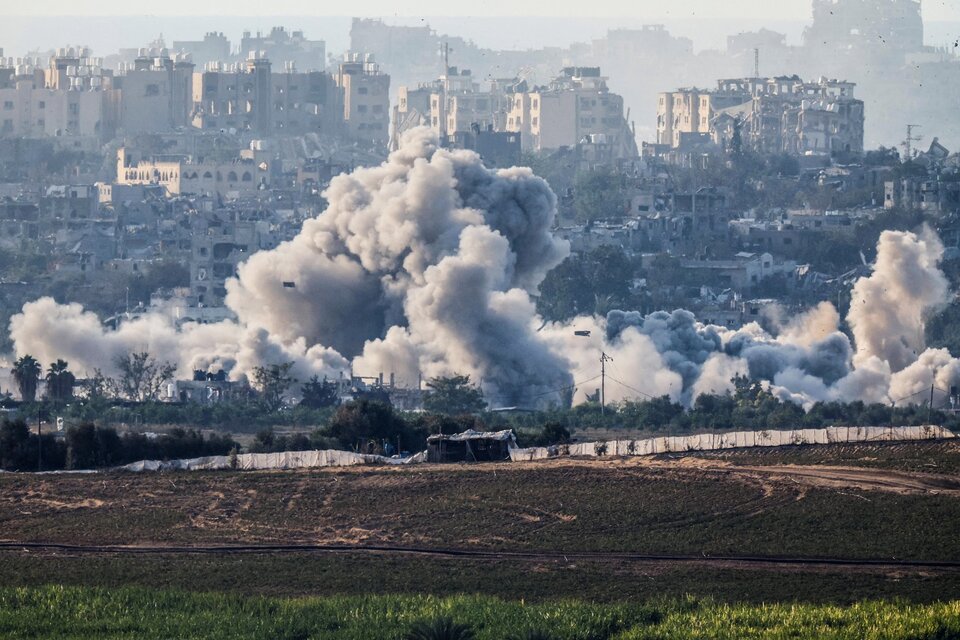  El humo se eleva después de una 
explosión en Gaza, vista desde 
el sur de Israel. (Fuente: NA)