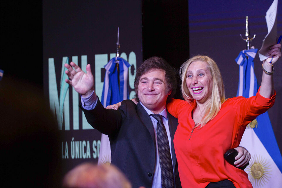 Javier Milei y su hermana Karina fueron los únicos que ocuparon el escenario del discurso del triunfo. (Fuente: Bernardino Avila)