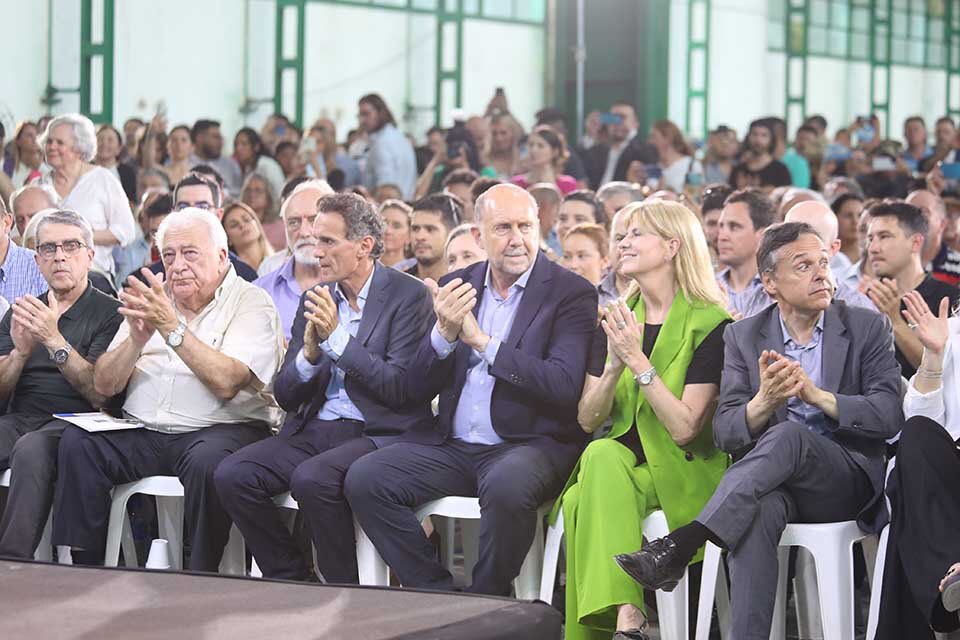 La plana mayor del peronismo santafesino en el último acto de Massa en Santa Fe.