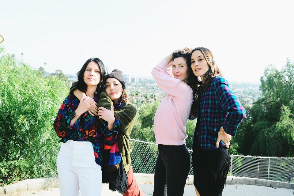 Además del cuarto disco con esta banda que cofundó junto a su hermana, Jenny Lee también acaba de publicar su segundo disco solista (Fuente: Warpaint | Prensa)