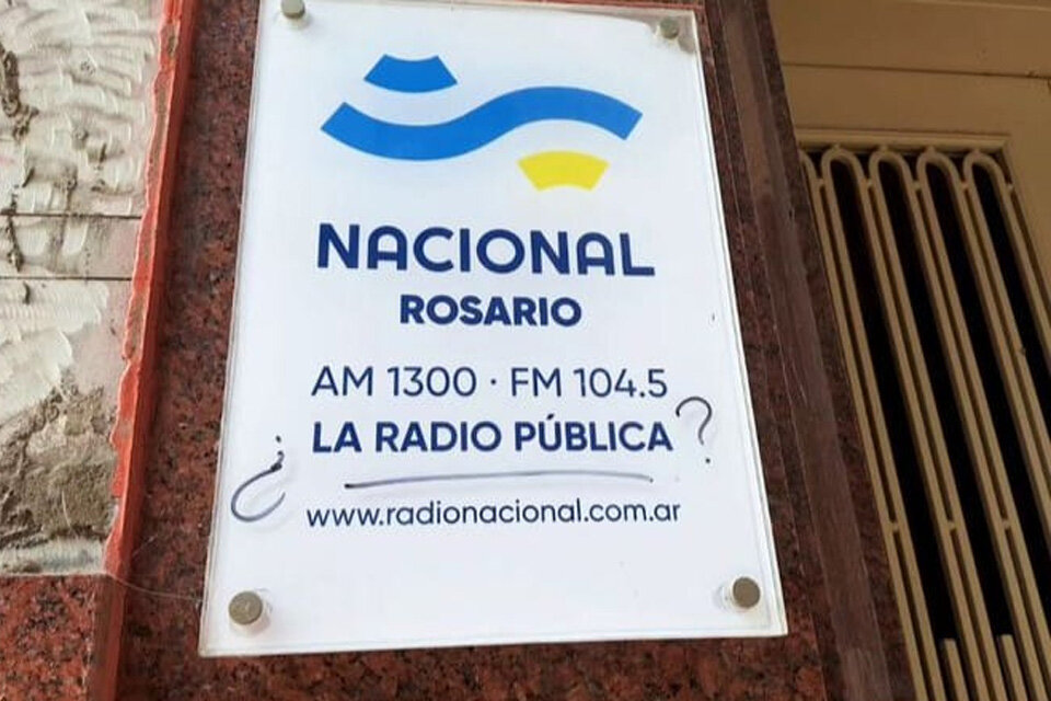 El frente de la radio pública amaneció vandalizado. 