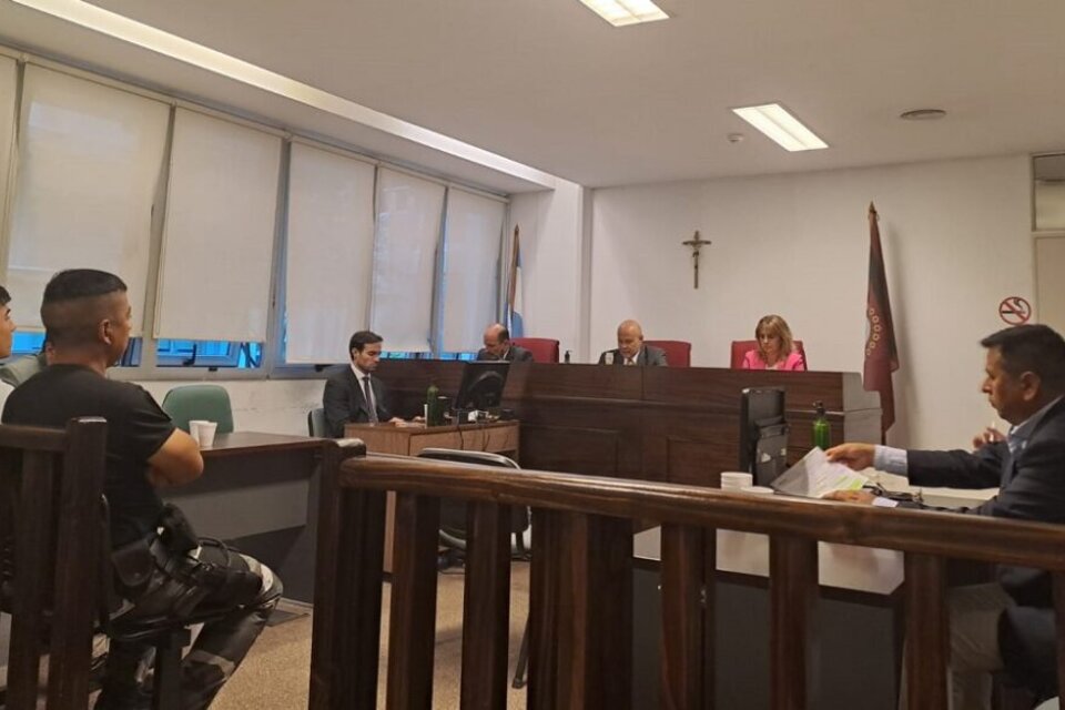 Juan Rodrigo Gallardo, de blanco, en el juicio. 