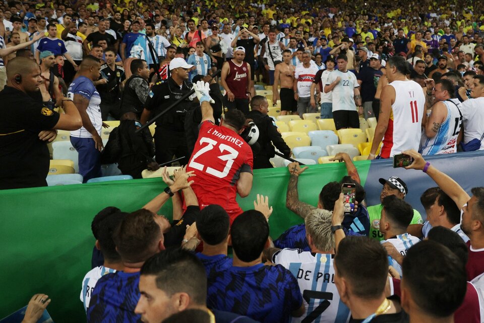 Encabezados por Dibu Martínez, los jugadores defienden a los hinchas (Fuente: NA)