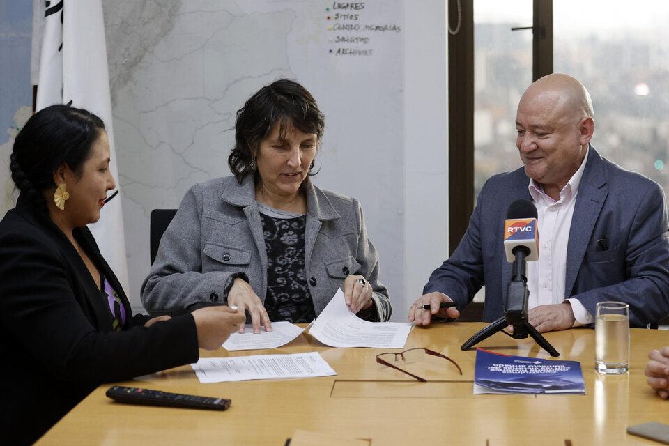 La directora del Centro Nacional de Memoria Histórica, María Gaitán; el senador Julián Gallo, exjefe guerrillero, y la directora del Centro de Pensamiento y Diálogo Político, Olga Lucía Quintero. (Fuente: EFE)